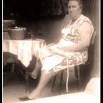 Mujer cosiendo en la porcha